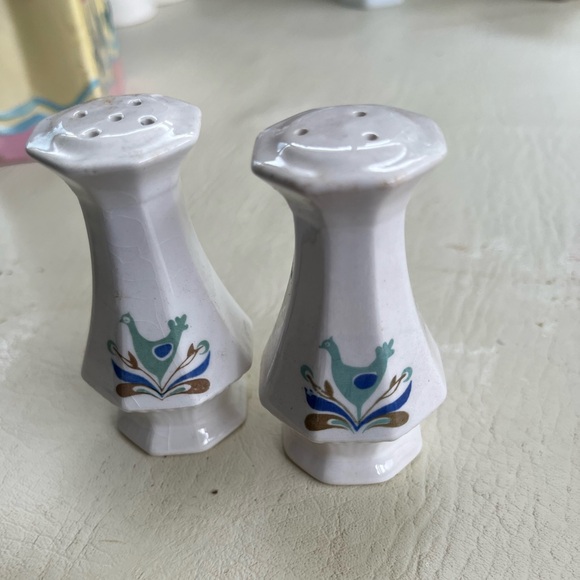 Elegant White Ceramic Salt and Pepper Shakers - Picture 1 of 3